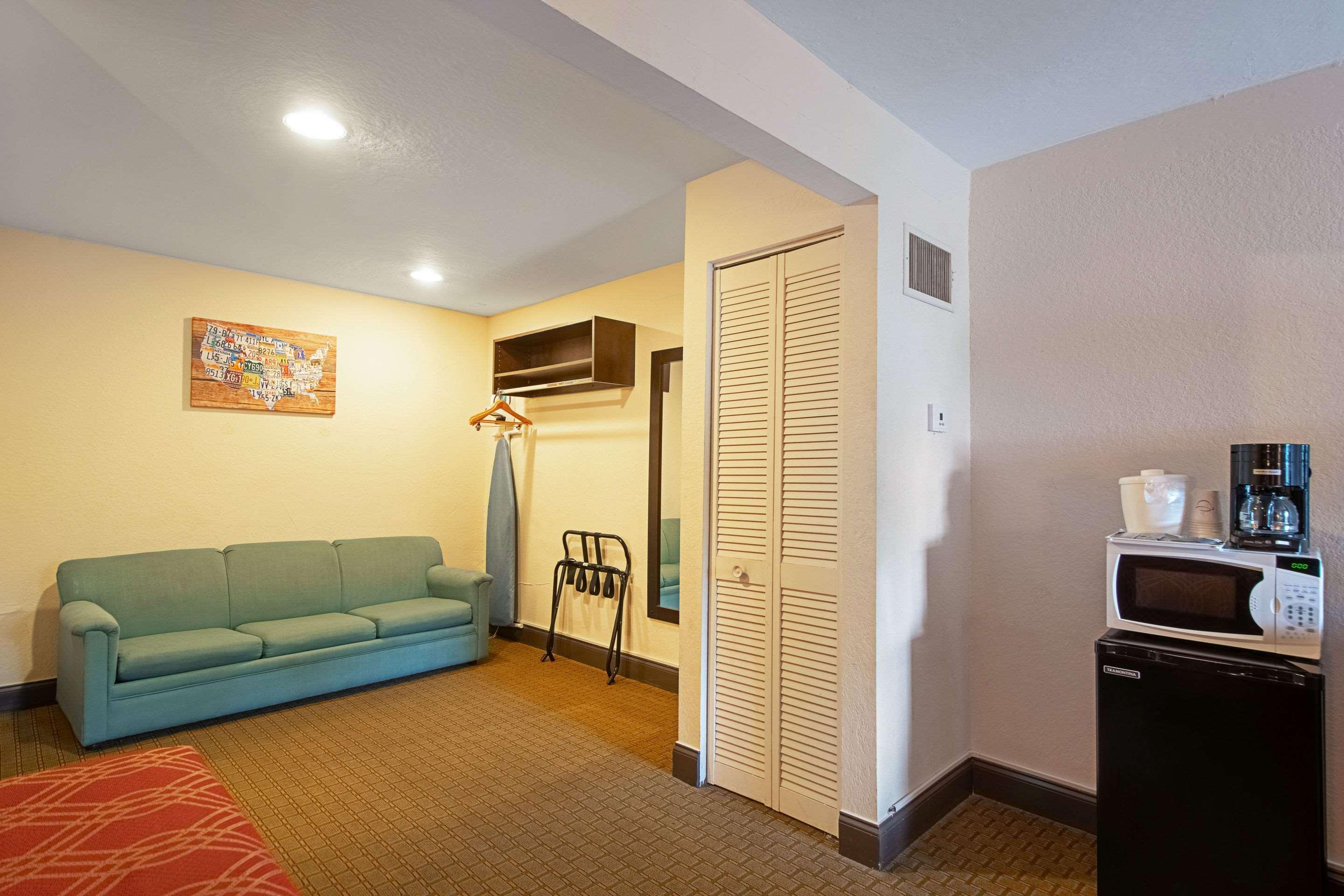Ramada Limited Clearwater Hotel And Suites Exterior photo