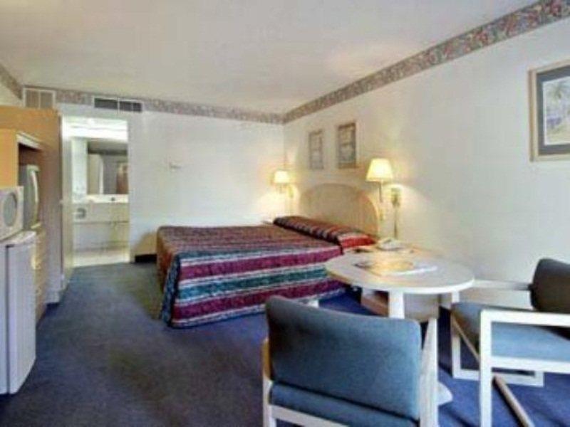 Ramada Limited Clearwater Hotel And Suites Room photo