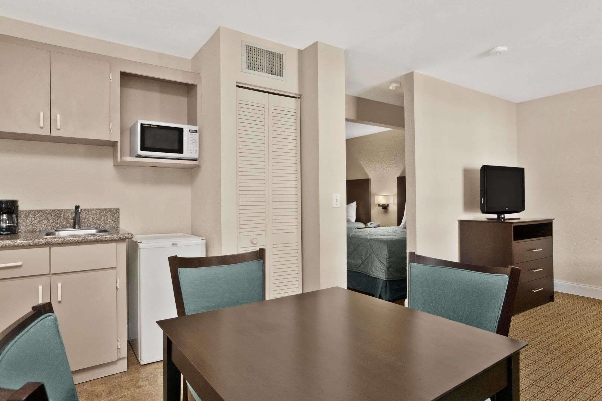 Ramada Limited Clearwater Hotel And Suites Exterior photo
