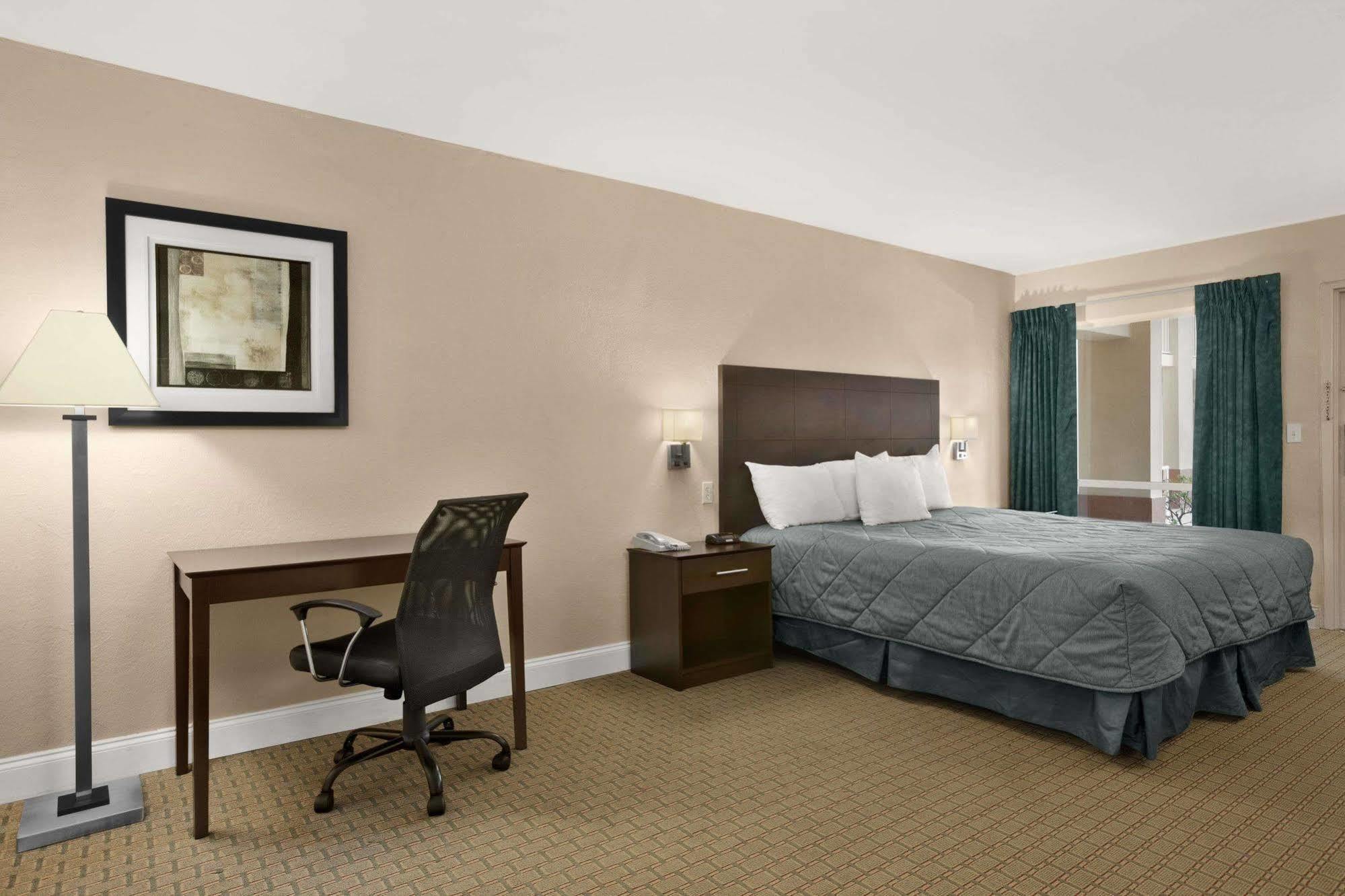 Ramada Limited Clearwater Hotel And Suites Exterior photo